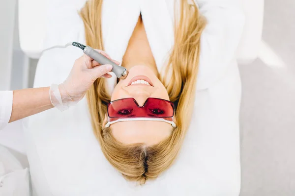 Kvinna får laser och ultraljud ansiktsbehandling i medicinska spa-center — Stockfoto