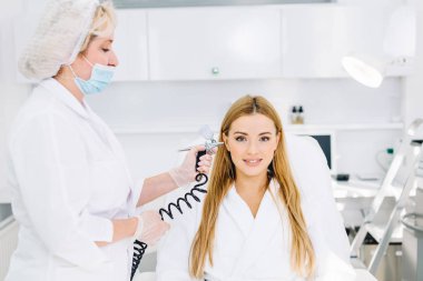 Sarışın kadın yüz gaz-sıvı oksijen peeling işlemi uğrar