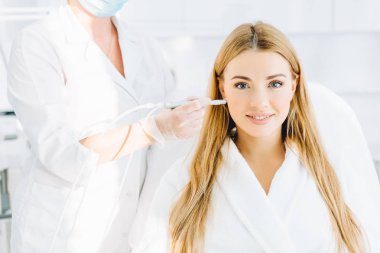 Sarışın kadın yüz gaz-sıvı oksijen peeling işlemi uğrar