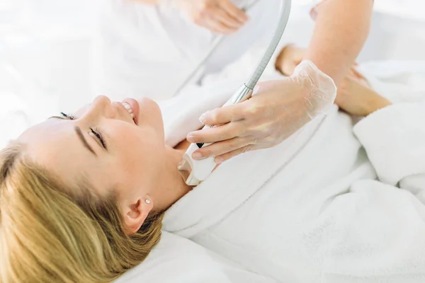 Blonde woman with long hair makes face laser resurfacing At Beauty Center — Stock Photo, Image