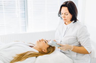 Sigara Cerrahi yüz germe. Smas ultrasonik kaldırma. Facelift.