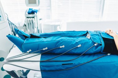 Bacaklarını pressotherapy makine üzerindeki kadın hasta hastane yatağında