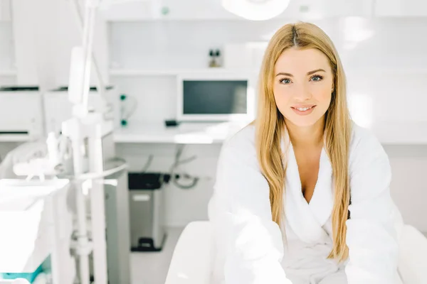 Beautiful young woman receiving facial massage — Stock Photo, Image