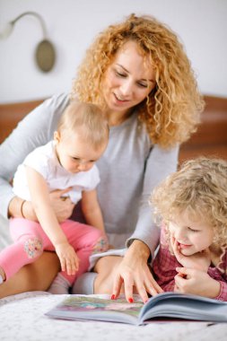 Genç güzel öğretim okumayı seviyorum anne