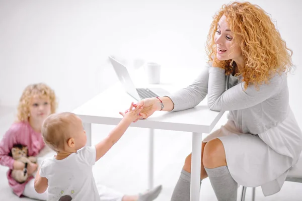 Mujer Impresionante Sosteniendo Sus Hijitos Mano Hablando Con Niña Hermosa — Foto de Stock