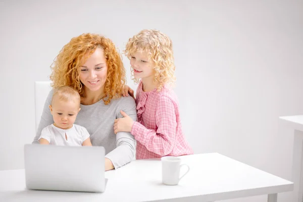 Familia feliz joven haciendo compras juntos —  Fotos de Stock