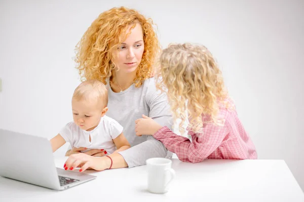 Schöne Frau und blondes Mädchen reden miteinander — Stockfoto