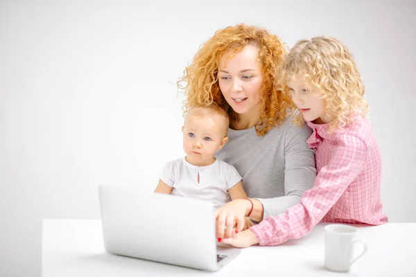 Veselá Maminka a její děti mluví o skype se svým otcem — Stock fotografie