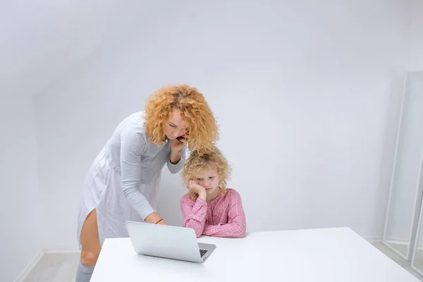 Молода жінка і її дитина мають проблеми з комп'ютером . — стокове фото