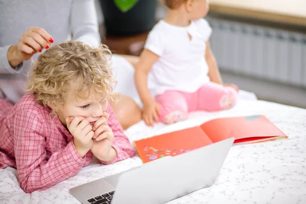 Malá dívka tráví čas u notebooku — Stock fotografie