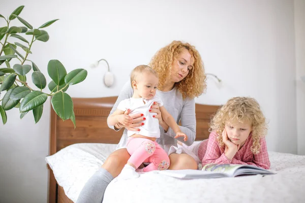 Jeune femme aider à faire ses filles devoirs — Photo