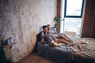 İki çekici eşcinsel erkek Noel ağacıyla yatak odasında vakit geçiriyorlar..