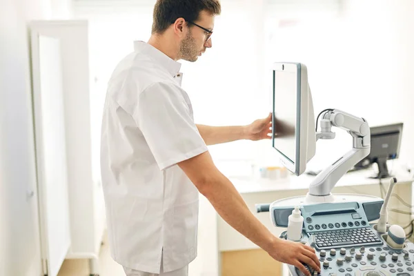 Close up photo of male doctor operating ultrasound machine — Stock Photo, Image