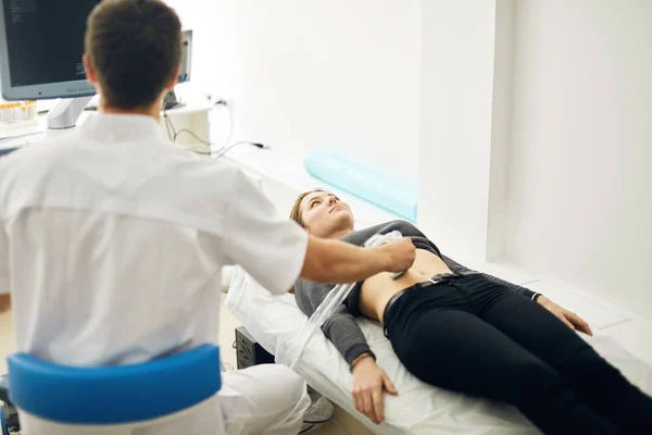 Unga läkare testa nya ultraljudsmaskinen — Stockfoto