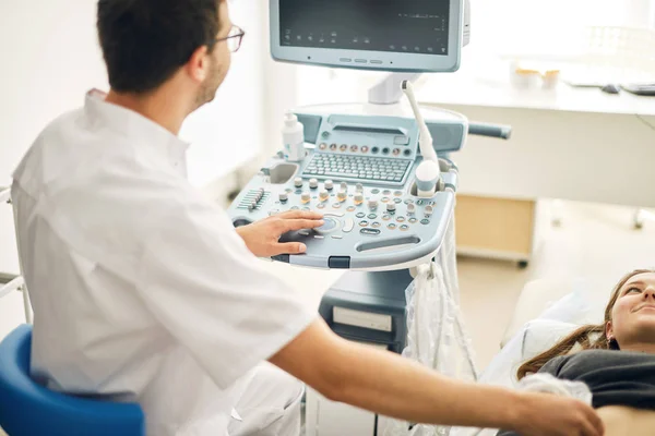 Professionella manliga läkare screening av gravid kvinna — Stockfoto