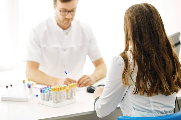 Zwei Ärzte teilen Erfahrungen mit Gesundheitskonzept — Stockfoto