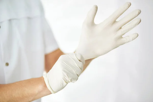 Gesteriliseerde chirurgische handschoenen. Close-up bijgesneden foto. hulpmiddel voor artsen — Stockfoto