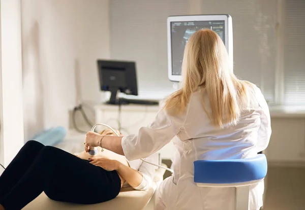 Unga awesome blond specialist kontrollera hälsan hos barnet — Stockfoto