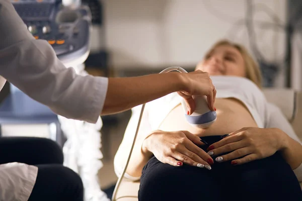 Gladlynt kvinna carriies en baby kontrolleras av 4 D ultraljud maskin — Stockfoto