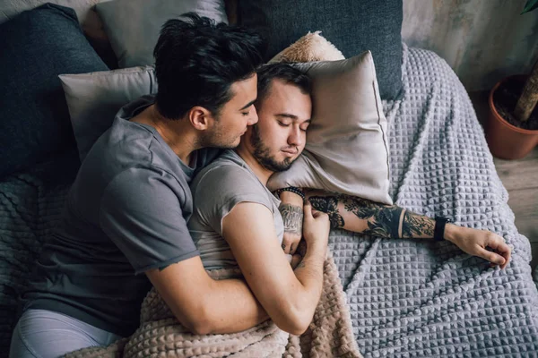 Positivo felice coppia non tradizionale a letto insieme — Foto Stock