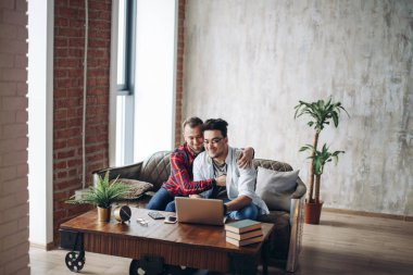 Ofis masasında çalışan eşcinsel ortaklar, ilişkiler ve iş konsepti