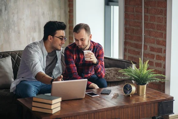 Europees gay man paar besteden tijd samen drinken koffie en kijken laptop — Stockfoto