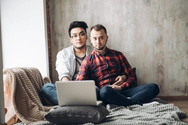 Europeo gay maschio coppia trascorrere tempo insieme bere caffè e guardando portatile — Foto Stock