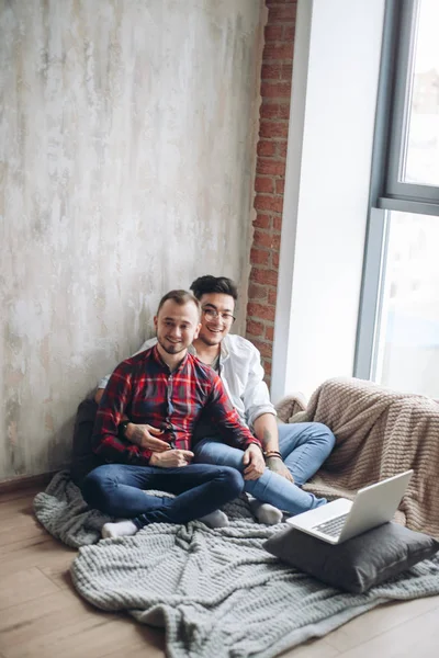 Partner omosessuali che lavorano alla scrivania, alle relazioni e al concetto di business — Foto Stock