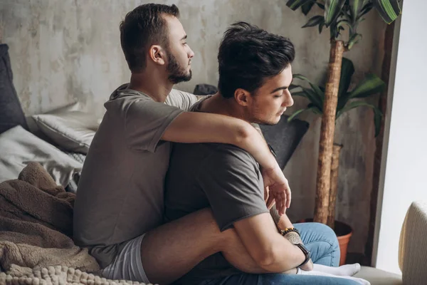 Dois sexy caucasiano gay caras abraçando e ter diversão no cama dentro de casa — Fotografia de Stock