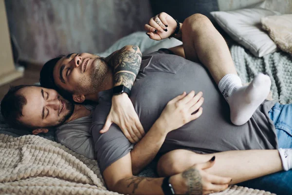 Två sexiga kaukasiska gaykillar som kramas och har kul i sängen inomhus — Stockfoto