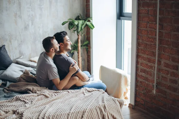 Meleg pár otthon, intim pillanatok a magánéletben - Homoszexuális partnerek — Stock Fotó