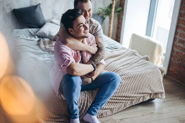 Homosexuelle Paare zu Hause, intime Momente im Privatleben - homosexuelle Partner — Stockfoto