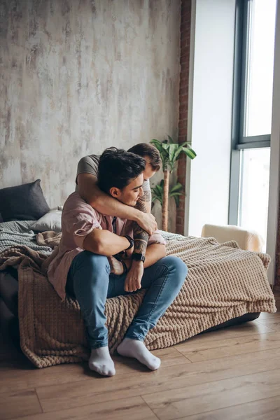 Γκέι ζευγάρι στο σπίτι, προσωπικές στιγμές της ιδιωτικής ζωής - Ομοφυλόφιλοι σύντροφοι — Φωτογραφία Αρχείου