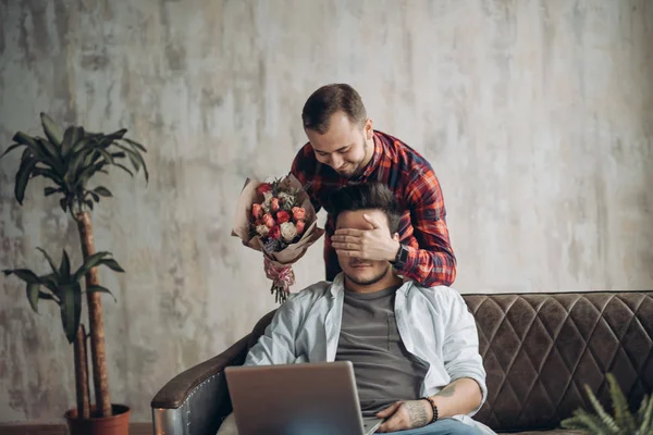 Romantische homo man presenteren bloemen aan zijn geliefde partner, Valentijnsdag — Stockfoto