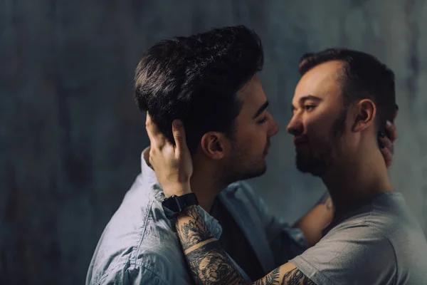 Gulligt par njuta av samhörighet inomhus, kyssa varandra — Stockfoto