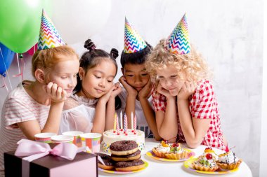 güzel çocuklar için sürpriz baloons odada bekliyor