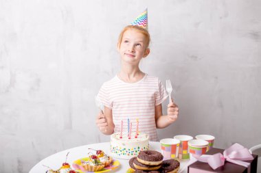 yukarıya bakıp onun isteklerine hakkında düşünme sevimli güzel kız