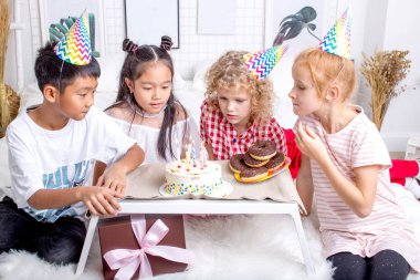 biraz karışık mumlar izlerken çocuklar koştu