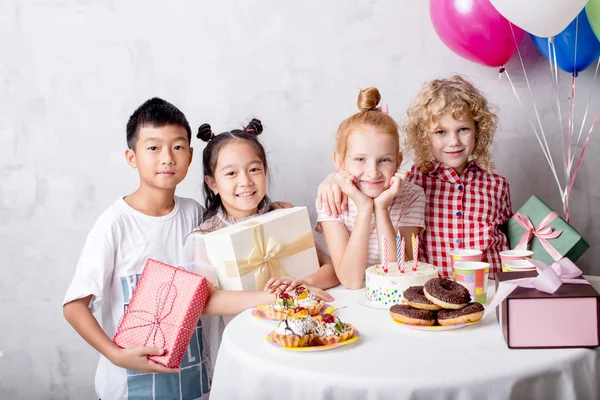 Positivo dulce niños esperando la fiesta de cumpleaños —  Fotos de Stock