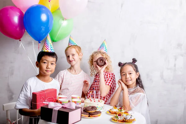 Los Niños Hermosos Que Celebran Aniversario Del Nacimiento Costumbre Tradición —  Fotos de Stock