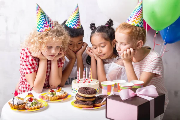 케이크를 먹는 허가 기다리는 사려깊은 아이 — 스톡 사진
