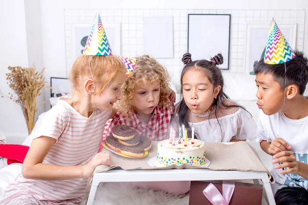 Conceito de amizade. Estão todos a apagar as velas. — Fotografia de Stock