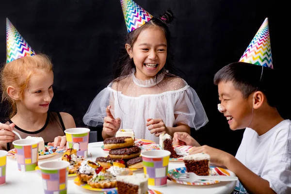 Filles aiment le garçon drôle avec la crème du gâteau sur son nez — Photo