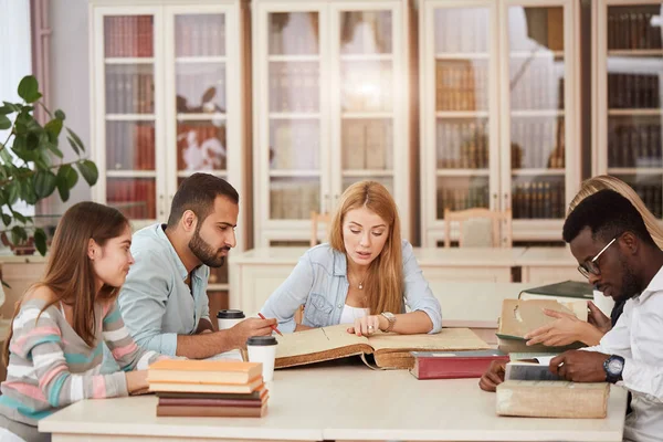 Classmate Classroom Sharing Concepto de Amigo Internacional — Foto de Stock