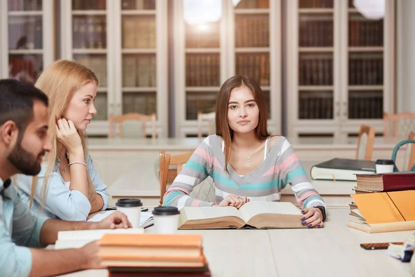 Klasskamrat klassrummet delar internationella vän koncept — Stockfoto