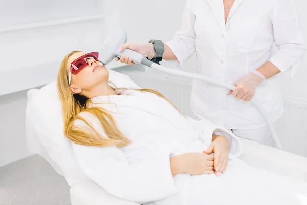 Kvinna får laser och ultraljud ansiktsbehandling i medicinska spa-center — Stockfoto