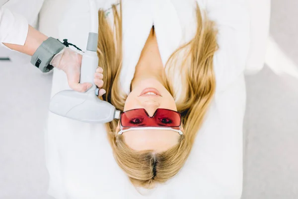 Жінка отримує лазерне та ультразвукове лікування обличчя в медичному спа-центрі — стокове фото