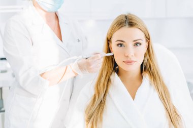 Sarışın kadın yüz gaz-sıvı oksijen peeling işlemi uğrar