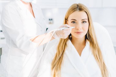 Sarışın kadın yüz gaz-sıvı oksijen peeling işlemi uğrar