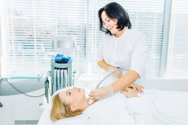 Sigara Cerrahi yüz germe. Smas ultrasonik kaldırma. Facelift.